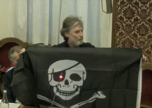 Si chiude goliardicamente la querelle sulle bandiere, con Lauria che regala al sindaco quella dei pirati