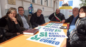 Il Consiglio provinciale davanti alla Prefettura per sollecitare urgenti interventi sulle infrastrutture stradali