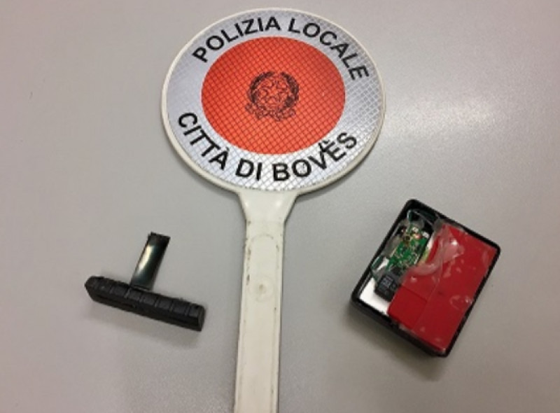 Dispositivo per clonare carte installato su una postazione bancomat a Boves: l'allarme della Polizia Locale
