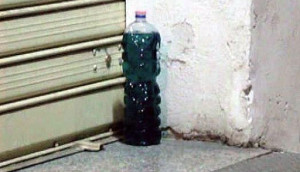 Benzina davanti ad un negozio in corso Giolitti: minaccia o dimenticanza?