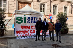 Asti-Cuneo: prosegue il presidio davanti alla Prefettura