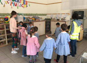 Le scuole dell’infanzia di Alba partecipano al progetto Piedibus 'Andiamo a scuola insieme'