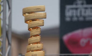 Aspettando il Giro: il 'Trofeo Senza Fine' esposto nel negozio Enel di Cuneo