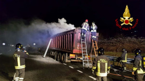 Camion a fuoco sull'autostrada Torino-Savona