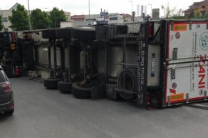 Camion si ribalta in rotatoria, traffico rallentato a Roreto di Cherasco