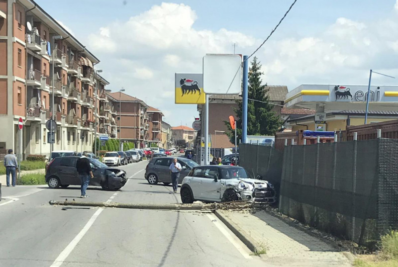 Incidente in via Piumati a Bra: abbattuto un palo della luce