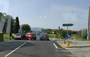Scontro tra due auto sulla provinciale tra Cuneo e Busca