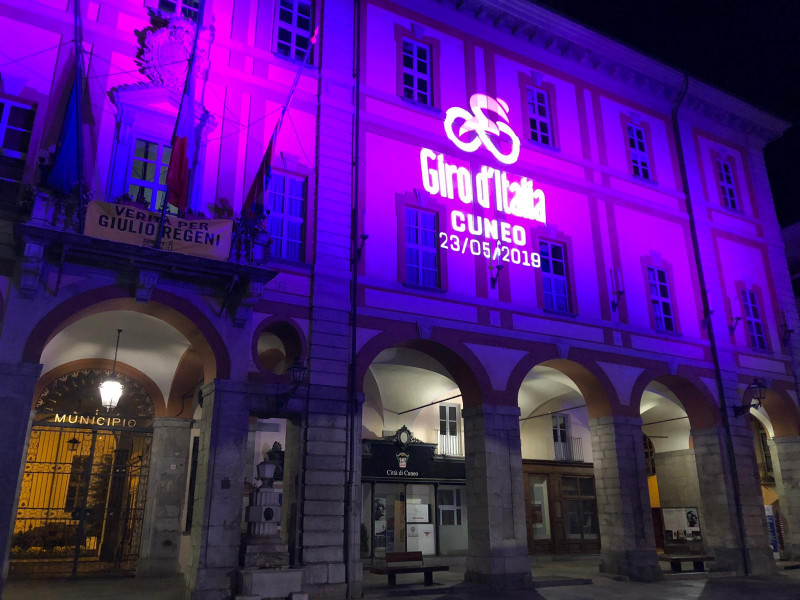 Cuneo: in attesa del passaggio del Giro d'Italia il Comune si illumina di rosa