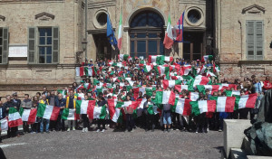 Bra: 300 bandiere italiane agli studenti delle scuole elementari