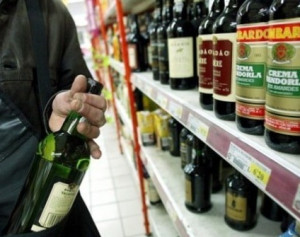Ruba al supermercato cosmetici e alcool per 4oo euro: denunciata una rom