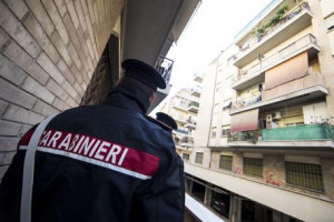 Carabiniere fuori servizio accerchiato da una baby gang che lo insulta e lo minaccia