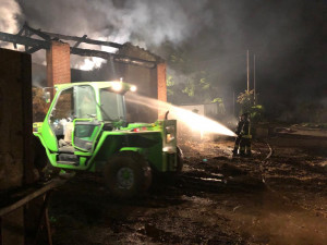 Fiamme in un fienile, Vigili del Fuoco al lavoro per tutta la notte a Villafalletto