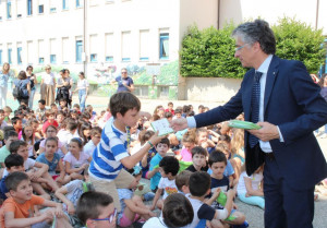 Alba: premiati gli alunni che ogni giorno vanno a scuola in 'Piedibus'