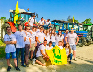 A Mondovì gli studenti festeggiano la fine della scuola 'col trattore in tangenziale'