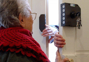 Borgo San Dalmazzo, due nomadi accusati di aver derubato una novantunenne