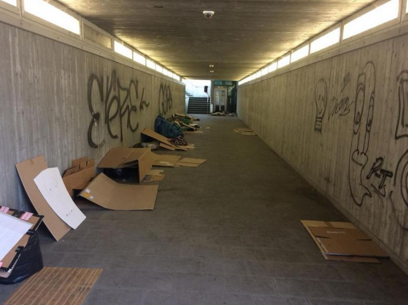 Cuneo, il sottopasso del Movicentro è ancora un bivacco per i senzatetto