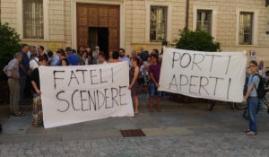 Caso Sea Watch, il grido dei manifestanti sotto la Prefettura di Cuneo: 'Fateli scendere'