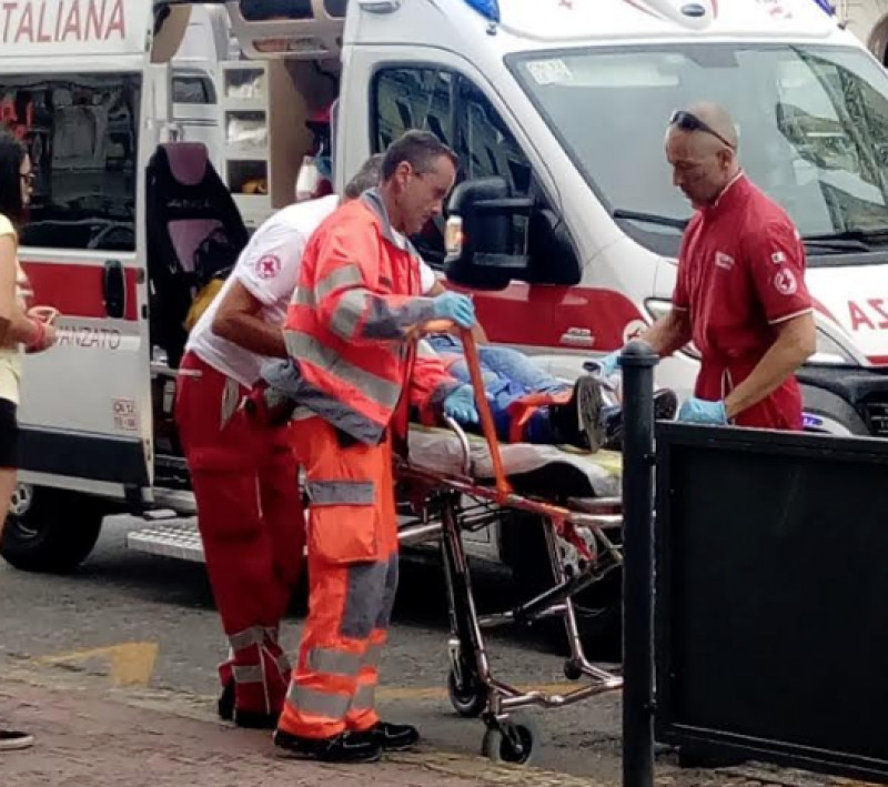 L'intervento dell'emergenza sanitaria in piazza Galimberti