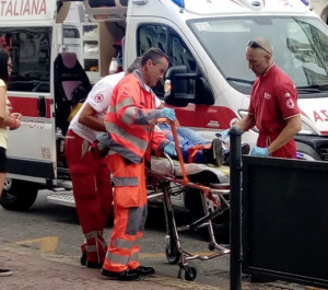 Cuneo, incidente davanti ad Arione: ferita una ragazza in motorino