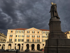 Cuneo, minacce con un coltello alla proprietaria del bar in cui lavorava: ‘Non lasciarmi a casa’