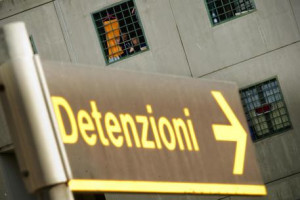 Tensione nel carcere di Saluzzo: un detenuto distrugge le telecamere della sua sezione con uno sgabello