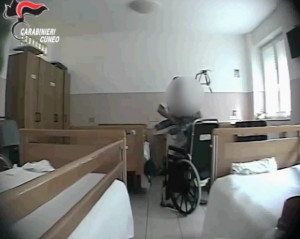 Schiaffi e calci agli anziani in casa di riposo, sotto accusa tre operatori sanitari (VIDEO)