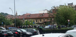 Momenti di tensione nel centro di Saluzzo: gli stagionali della frutta manifestano chiedendo un riparo