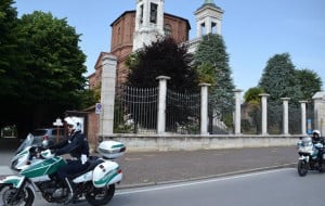 Ubriaco, ruba uno scooter e ha un incidente: scappa a piedi, ma viene fermato dalla Polizia Municipale