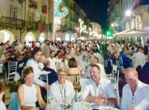 Grande successo per la cena in via Roma, tra chef stellati, luci dell’Illuminata e una location unica e affascinante