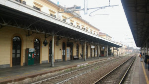 Ruba il cellulare al vicino in treno e si giustifica: ‘Mi aveva preso la giacca’