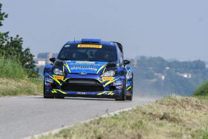 Colpita da una pietra sollevata da un'auto mentre sta fotografando il Rally di Alba: ferita