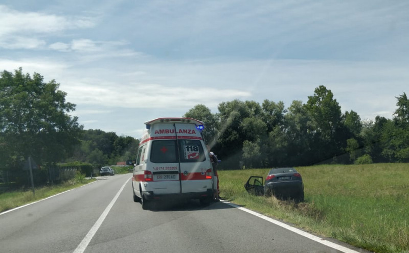 Auto esce di strada sulla provinciale tra Cuneo e Mondovì