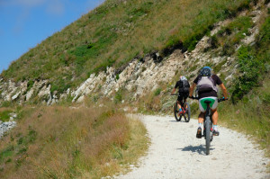 In bici sulla via militare settecentesca sullo spartiacque tra le valli Maira e Varaita (VIDEO)