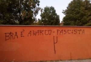 Scritte e atti vandalici sui muri di edifici privati e strutture comunali a Bra: indaga la Polizia Municipale