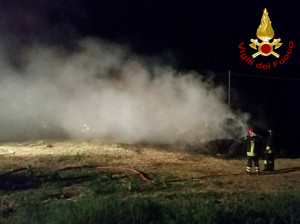 Rotoballe a fuoco in un campo a Fossano: notte di lavoro per i Vigili del Fuoco