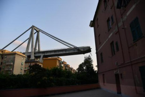 Bandiere a mezz'asta a Palazzo Lascaris a un anno dalla tragedia del ponte Morandi