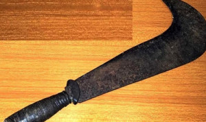 Trovati in possesso di coltelli a serramanico e di una roncola: denunciati tre giovani