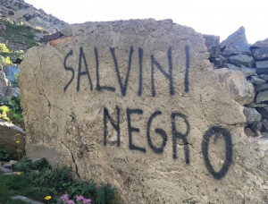 Imbrattamento anti-Salvini nei pressi del Buco di Viso