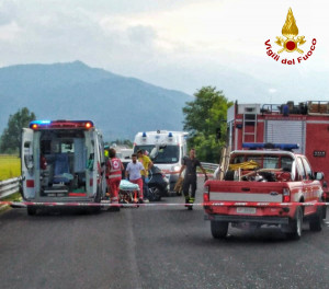 Scontro tra tre auto sulla tangenziale di Mondovì, sul posto l'elisoccorso