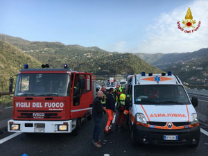 Settantanovenne di Mondovì imbocca contromano l'Autostrada dei Fiori: cinque feriti