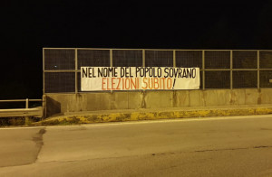 Affisso uno striscione nei pressi del viadotto Soleri: 'Elezioni subito'