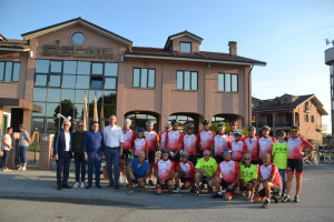 Il gruppo del 'Team Idea' in bici da Cherasco a Barcellona