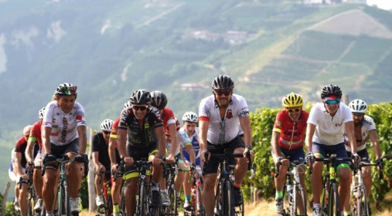 Ciclismo, Annalisa Prato e Piero Lorenzini vincenti nella Granfondo Alta Langa