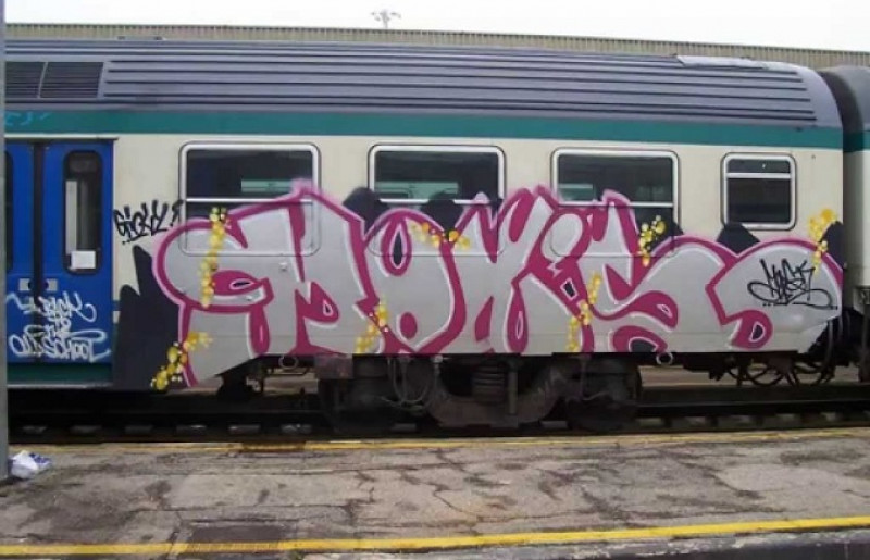 Sorpresi mentre imbrattano un treno a Ceva, denunciati due writers cuneesi