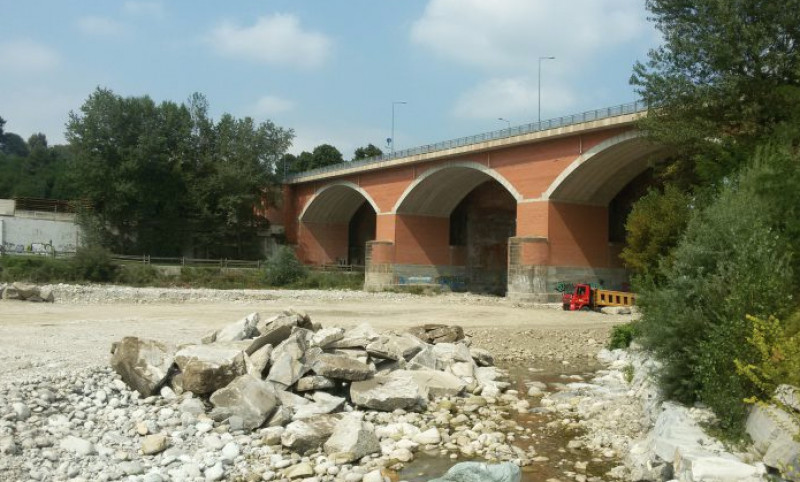 Le alluvioni hanno eroso le fondamenta del ponte sul Gesso: la Provincia interviene