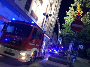 Alba: una donna cade in casa nella notte, i vigli del fuoco entrano dalla finestra al terzo piano