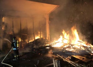 Capannone in fiamme a San Chiaffredo, sul posto quattro squadre dei Vigili del Fuoco