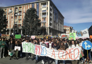 Gli studenti cuneesi in piazza per manifestare contro il riscaldamento globale