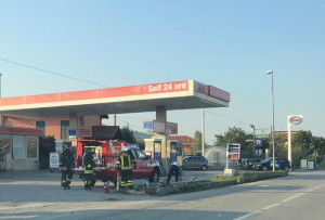 Incidente a Busca, un’auto sbanda e finisce contro un palo