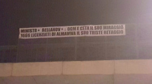 Uno striscione contesta il ministro Teresa Bellanova, a Bra per l'inaugurazione di Cheese